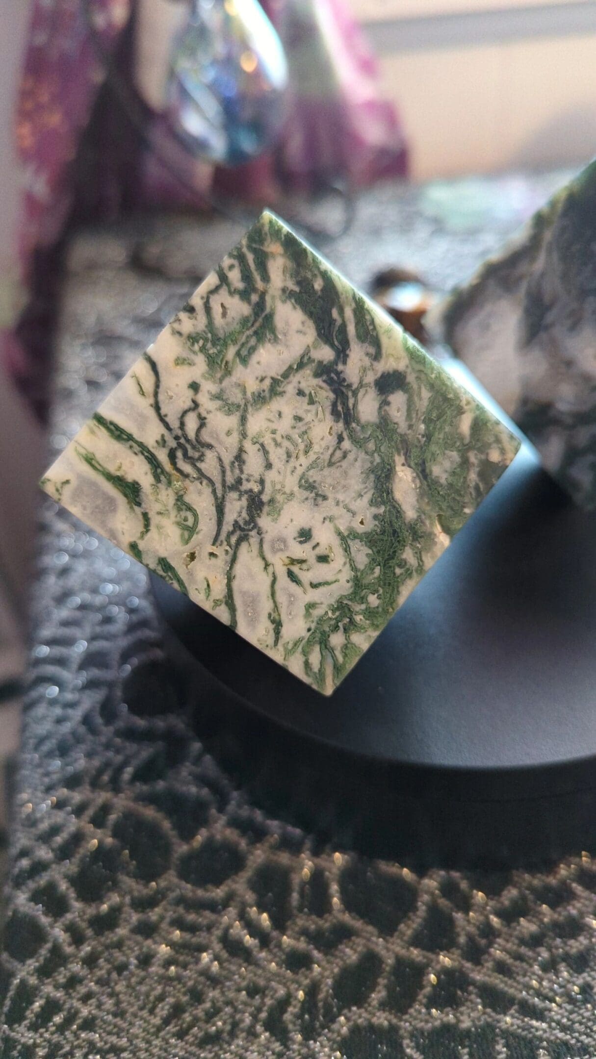 A close up of the corner of a piece of green and white marble.