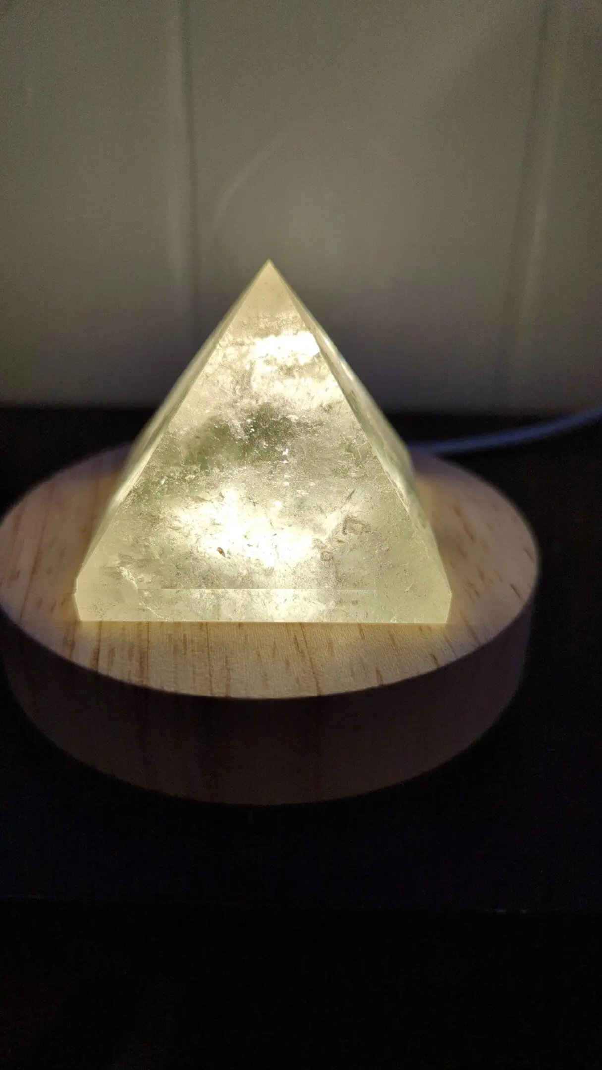 A light that is on top of a wooden base.